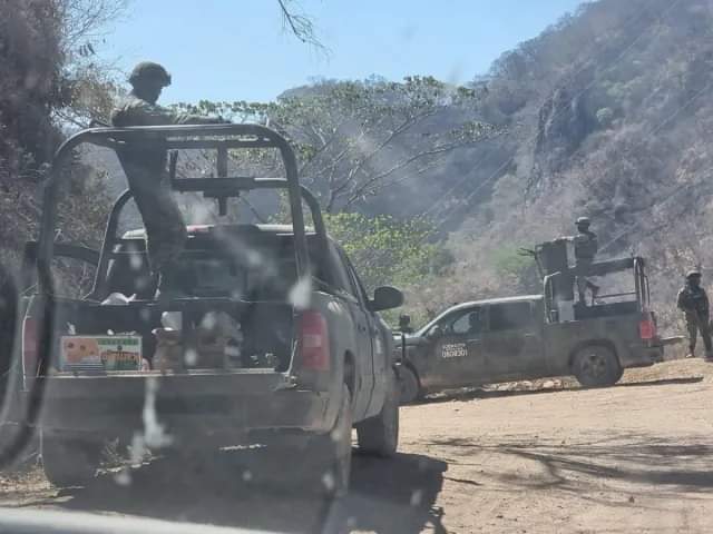 Reportan 4 muertos y un vehículo militar calcinado tras enfrentamiento en Badiraguato