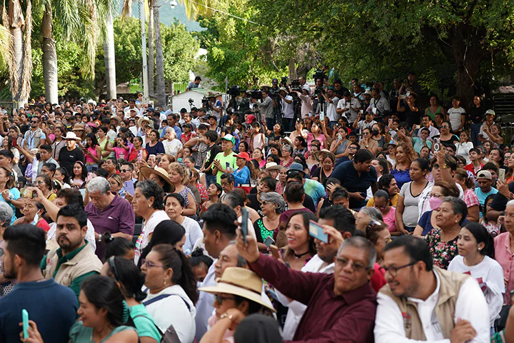 La gente que acudió a la reapertura de la parroquia de Santo Domingo de Guzmán, en Morelos, que encabezó AMLO