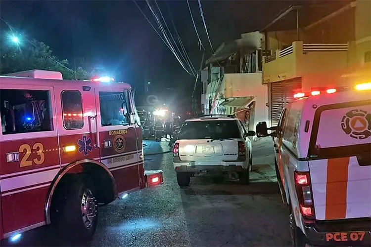 Evita ser el “hombre en llamas”: Anciano salta tres metros de casa incendiada