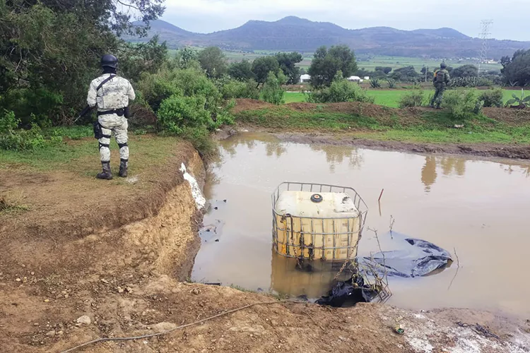 La Guardia Nacional y el Ejército aseguraron un contenedor con capacidad de mil litros, producto del huachicol