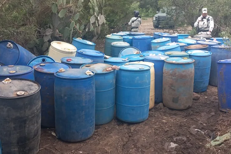 La Guardia Nacional y el Ejército aseguraron 56 tambos de 200 litros producto del huachicol en Hidalgo