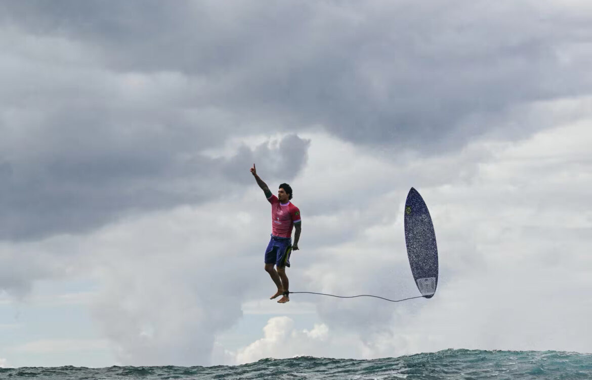 Surfista vuela sobre las olas en París 2024 y le da la vuelta el mundo