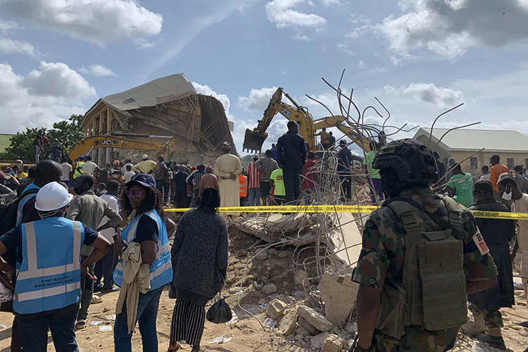 Cuerpos de rescate y civiles se presentaron en el colegio Saint Academy, en Nigeria, tras derrumbarse una parte