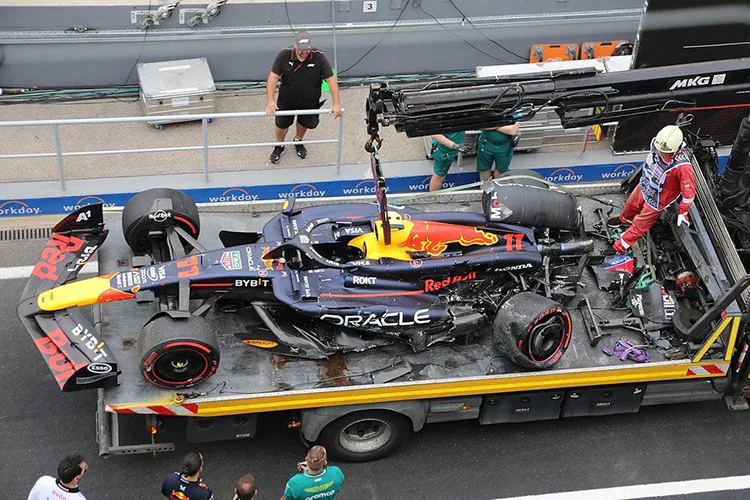 El RB20 de Checo, tras el choque, hecho por el cual Christian Horner quizá esté perdiendo la paciencia