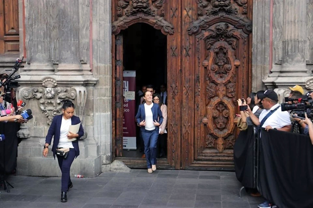 Claudia Sheinbaum se reúne con familiares de los 43 normalistas