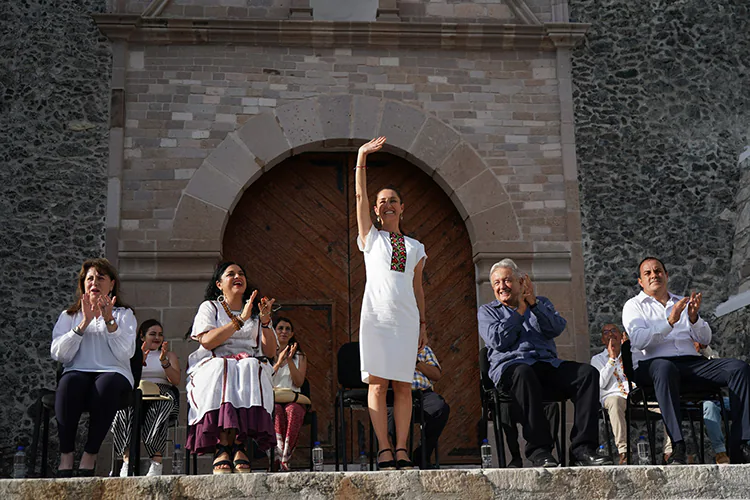 Claudia Sheinbaum saluda a los presentes en la gira de AMLO para reabrir un templo en el estado de Morelos