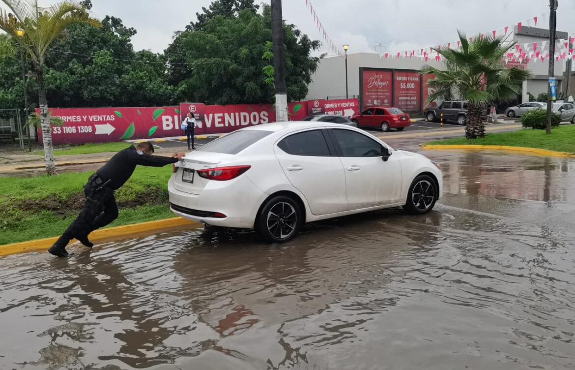 Tormenta causa inundaciones en Jalisco; seguirán las lluvias
