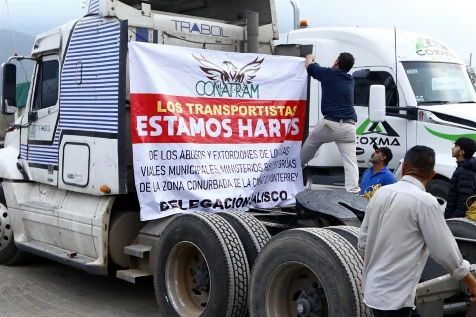 Transportistas protestan con caravana por extorsiones