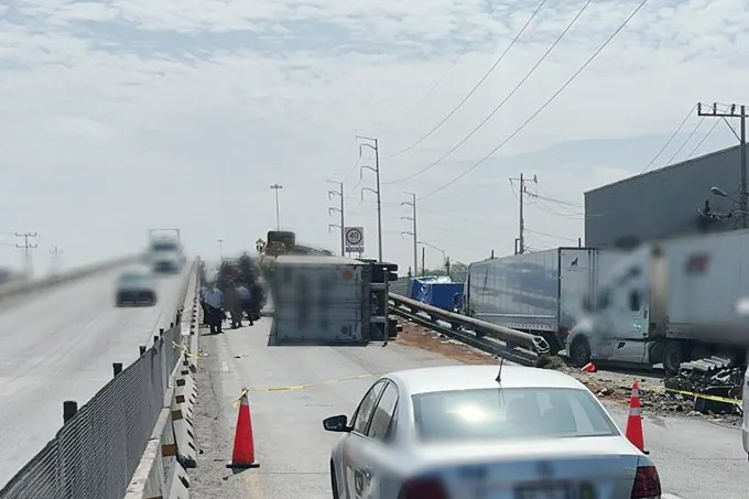 Volcadura provoca cierre en autopista de Laredo y fila de más de 30 km