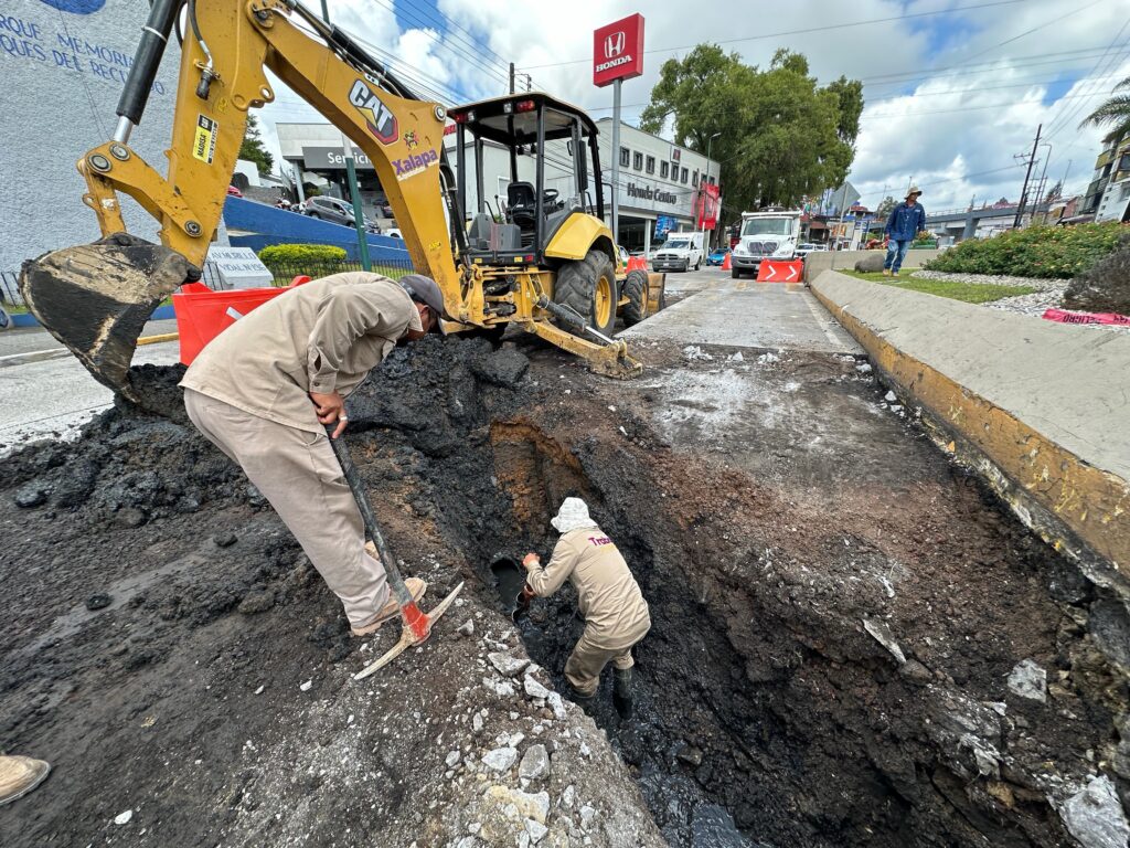 Atiende Ayuntamiento socavón en la avenida Murillo Vidal