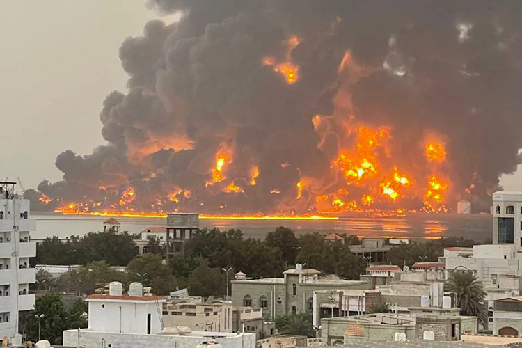 Israel bombardea el puerto de Hodeida, en Yemen, tras ataques hutíes contra Tel Aviv