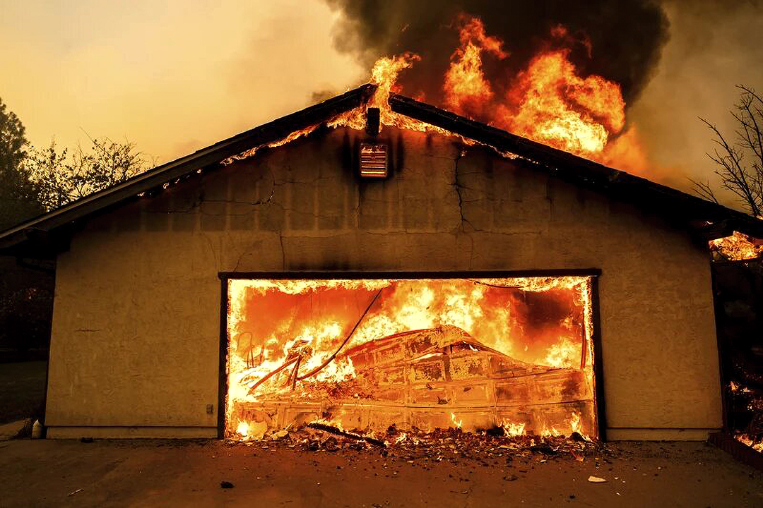 Incendio forestal en California provoca miles de evacuaciones