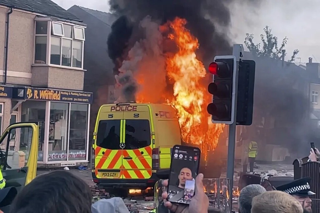 Antidisturbios protegen la mezquita de Southport, en Liverpool