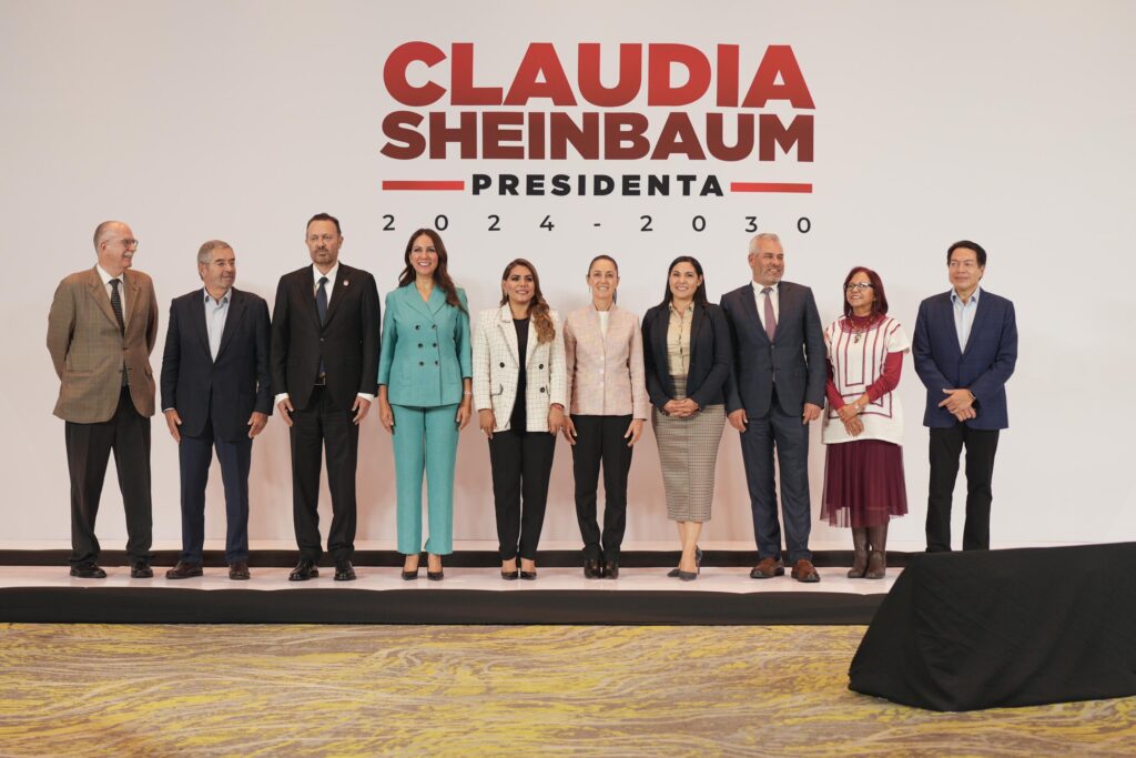 ■ Claudia Sheinbaum y gobernadores del occidente del país plantean agua, carreteras, ferrocarriles y transporte público como proyectos estratégicos ■ ‘’Quedó ya atrás la elección y estamos ya trabajando hacia adelante’’, aseguró Claudia Sheinbaum al destacar la importancia de trabajar en conjunto a favor del pueblo de México ■ Las gobernadoras y los gobernadores de Colima, Guerrero, Michoacán y Querétaro, así como la gobernadora electa de Guanajuato agradecieron la apertura de la Presidenta electa Claudia Sheinbaum para escuchar sus propuestas e impulsar obras en cada estado de la República Mexicana Redacción | V+ Noticias Ciudad de México. Impulsar proyectos estratégicos en materia de movilidad con carreteras, ferrocarriles y transporte público, así como implementar obras para el abastecimiento y uso responsable del agua, son una prioridad para el gobierno federal y los gobiernos estatales de la zona occidente del país, así lo aseguró Claudia Sheinbaum Pardo, virtual Presidenta electa de México, luego de sostener una reunión con las gobernadoras y los gobernadores de Colima, Guerrero, Michoacán y Querétaro, así como la gobernadora electa de Guanajuato. ’’Entonces hablamos de proyectos, nuevamente de agua, al que le estamos dando una prioridad; y por otro lado, proyectos de movilidad. Principalmente proyectos carreteros, ferrocarriles, e incluso también proyectos de movilidad interna’’, informó. Para el caso específico de estados como Colima y Michoacán, señaló que sus gobernadores Indira Vizcaíno Silva y Alfredo Ramírez Bedolla, respectivamente, presentaron proyectos focalizados en el transporte público, mientras que, para lugares como Guerrero, la gobernadora Evelyn Salgado Pineda, expuso temas relacionados con el turismo y el saneamiento del puerto. ’’El caso de Colima y el caso de Michoacán, que están planteando también proyectos de transporte público en los que puedan llegar a ser apoyados. En el caso de Guerrero, obviamente, hablamos de lo que tiene que ver con Acapulco: el continuar con el rescate turístico de Acapulco, al mismo tiempo, con obras muy importantes de agua y de saneamiento del puerto, que son indispensables’’, explicó. Claudia Sheinbaum puntualizó que las reuniones con los gobernadores y gobernadoras que ha encabezado en los recientes días, son ‘’un ejercicio también plural, en donde quedó ya atrás la elección y estamos ya trabajando hacia adelante’’, en el cual se dan los primeros esfuerzos de planeación para que el próximo primero de octubre arranquen los trabajos del siguiente gobierno, en los que se tomará en cuenta la opinión de todos los mandatarios de estatales. ’’Ha sido muy importante porque, desde los cien puntos que presentamos en el Zócalo de la Ciudad, al inicio de la campaña, ahí mencionamos una serie de obras y proyectos estratégicos para el desarrollo de nuestro país. Sin embargo, los gobernadores y gobernadoras tienen su propia visión; no solamente local, en su estado, sino también visión de regionales’’, puntualizó. Por lo anterior, la Presidenta electa de México, subrayó que estas reuniones son un primer acercamiento, que tendrá continuidad con las y los miembros del gabinete, quien también asisten a estos encuentros de trabajo. ’’Ellos, ellas se van a reunir ya con los secretarios y secretarias, para que antes del primero de octubre, podamos tener claro — por lo pronto el 2025 — qué proyectos vamos a apoyar. Nuestro objetivo es que apoyemos al menos un proyecto por cada estado y por la Ciudad de México; además de los proyectos generales que hemos planteado de trenes, de vivienda y proyectos de carreteras regionales’’, expuso. Asimismo, Claudia Sheinbaum compartió que durante estas reuniones también se han abordado otros temas, en los que las gobernadoras y los gobernadores han expuesto cuestiones como las inversiones que llegarán próximamente a los estados, lo que celebró como una muestra de la solidez de la economía mexicana. ’’Como lo he dicho, la economía mexicana está muy sólida, está muy fuerte, nuestras finanzas públicas y la economía. Platicamos con la gobernadora electa de Guanajuato, el gobernador de Querétaro y otros gobernadores, nos plantearon grandes inversiones a sus estados y que hablan de la solidez de México’’, celebró. Finalmente, Sheinbaum Pardo reiteró la finalidad de estas reuniones, las cuales tienen como objetivo seguir trazando el plan de trabajo para la utilización del presupuesto. ’’Estamos definiendo las obras prioritarias y el presupuesto que estamos destinando en inversión. El próximo año, aún con un déficit del tres por ciento, tres punto cinco máximo, estamos planteando la garantía de todos los programas sociales, por lo menos su aumento de la inflación, los dos nuevos programas o tres nuevos programas, mujeres de, — por lo pronto — 63 y 64 años, estudiantes de secundaria y el apoyo a los adultos mayores para el programa de salud’’. ’’Además el presupuesto para salud, el presupuesto para educación, el presupuesto para vivienda, el presupuesto para trenes y además hay presupuesto para CONAGUA, para obras estratégicas de agua potable principalmente, aunque en algunos casos también es saneamiento y carreteras que también lo estamos definiendo, además vamos a hacer todavía una reducción del gasto operativo del gobierno, todavía con todo lo que ha hecho el Presidente López Obrador, todavía hay espacio para reducción del gasto operación sin afectar la reducción del gasto, sin afectar la operación del gobierno’’, concluyó. En conferencia de prensa, Claudia Sheinbaum, estuvo acompañada de la gobernadora de Colima, Indira Vizcaíno Silva; la gobernadora electa de Guanajuato, Libia Dennise García Muñoz Ledo; la gobernadora de Guerrero, Evelyn Salgado Pineda; el gobernador de Michoacán, Alfredo Ramírez Bedolla, así como el gobernador de Querétaro, Mauricio Kuri González, quienes celebraron la apertura de la Presidenta electa para escuchar sus propuestas. También le acompañaron miembros del próximo gabinete federal como Juan Ramón de la Fuente, próximo secretario de Relaciones Exteriores (SRE); Julio Berdegué, futuro titular de la Secretaría de Agricultura y Desarrollo Rural (SADER); Leticia Ramírez, próxima Coordinadora General de Asuntos Intergubernamentales y Participación Social y Mario Delgado Carrillo, quien presidirá la Secretaría de Educación Pública (SEP).