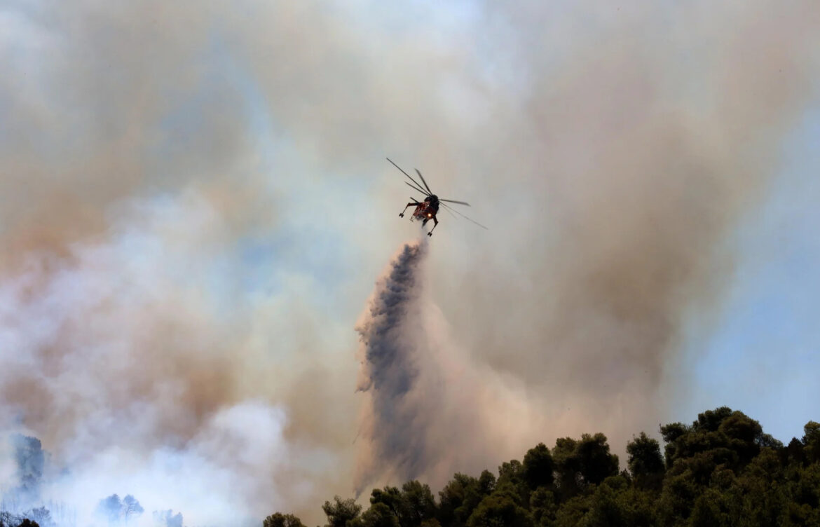 Los bomberos luchan contra un gran incendio en la isla griega de Creta