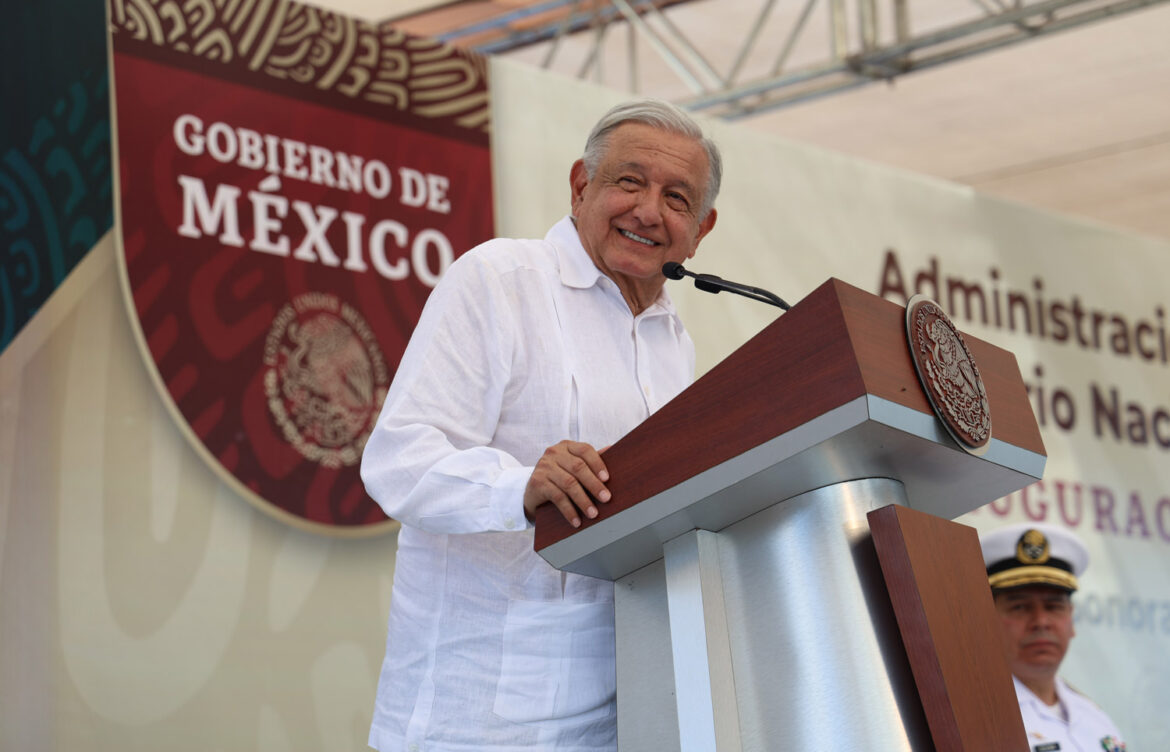 En Guaymas, AMLO y Sheinbaum supervisan avances en el puerto