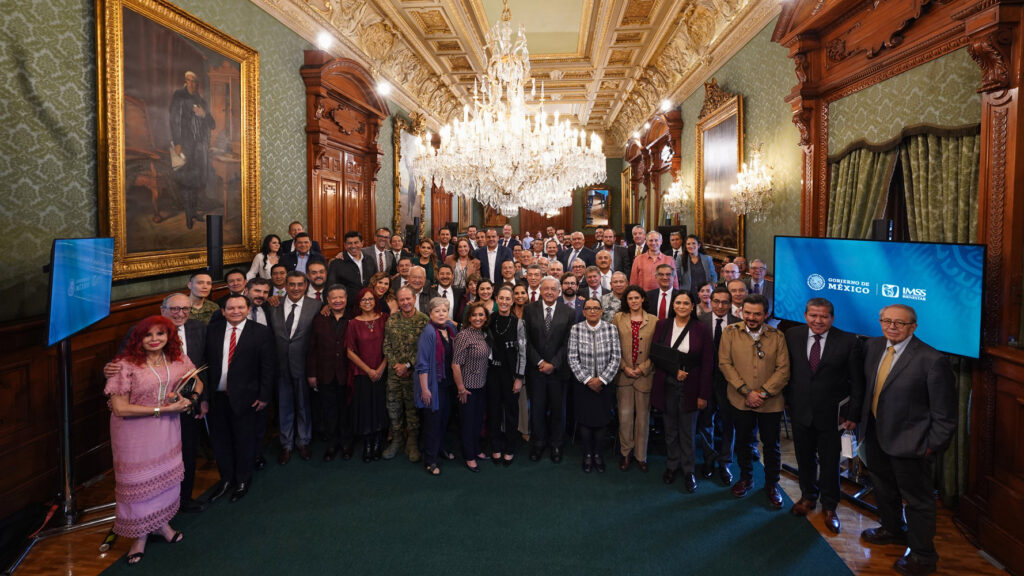 En el Salón Embajadores de Palacio Nacional, con la presidenta electa, Claudia Sheinbaum Pardo y las gobernadoras y gobernadores, evaluamos el avance del programa de salud IMSS Bienestar. pic.twitter.com/KKk7FRgKkI— Andrés Manuel (@lopezobrador_) August 30, 2024