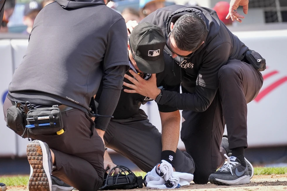 Árbitro Nick Mahrley deja juego tras ser golpeado por bate roto de Stanton