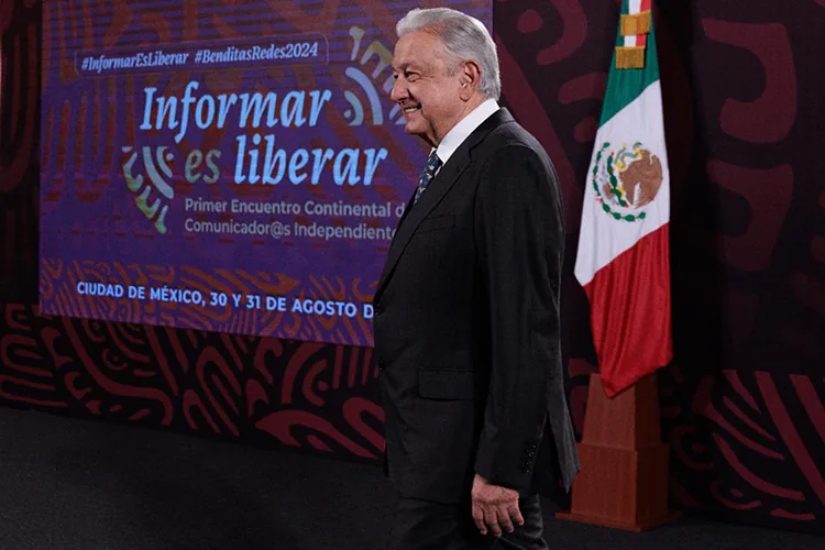 Encabeza AMLO Primer Encuentro Continental de Comunicadores Independientes