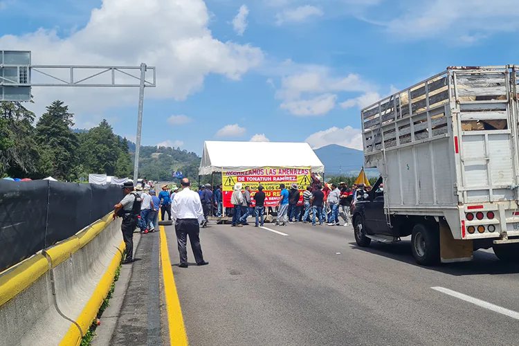 Autopista México-Puebla continúa bloqueada por ejidatarios