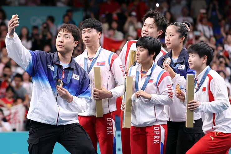 Medallistas olímpicos norcoreanos se enfrentan a un castigo por selfie con sus rivales