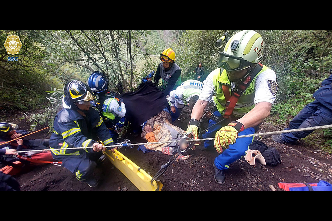 Rescatan a joven que cayó dentro del cráter del volcán Xitle