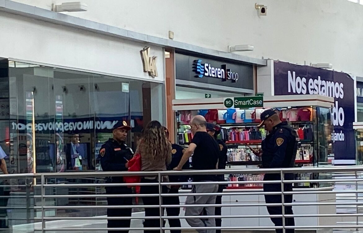 Asaltan a mano armada joyería en Parque Delta, y escapan de la policía