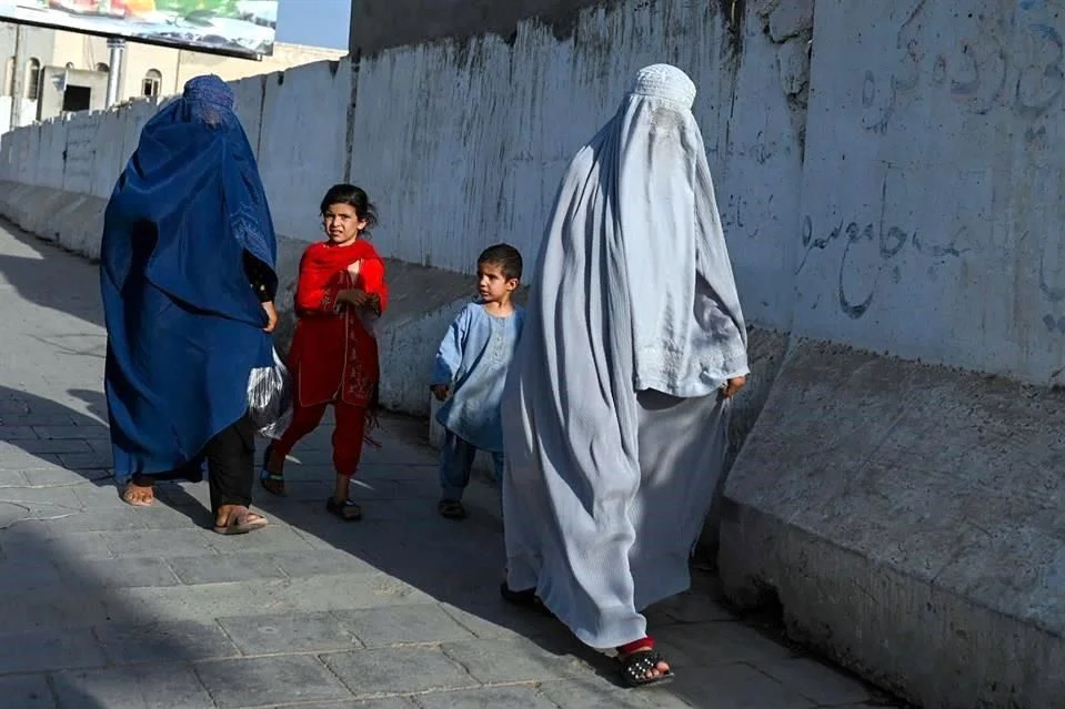 Mujeres afganas cantan en protesta a prohibición de talibanes