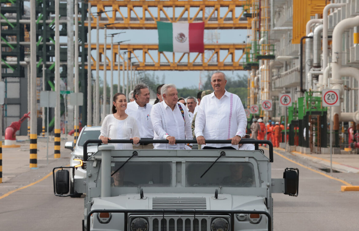 AMLO constata inicio de producción de la refinería Olmeca, construida en tiempo récord