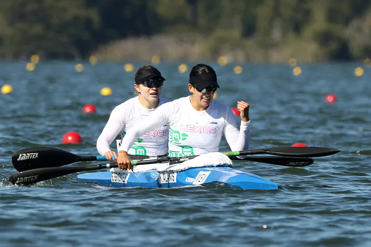 Karina Alanís y Beatriz Briones avanzan a semis en canotaje de París 2024