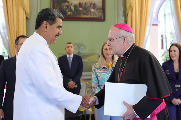 Entrega Alberto Ortega “cartas credenciales” a Maduro: ¿Vaticano admite victoria electoral?