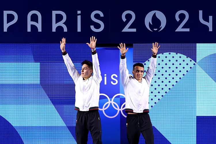 Felicita AMLO a Osmar Olvera y Juan Celaya por medalla de plata en París 2024