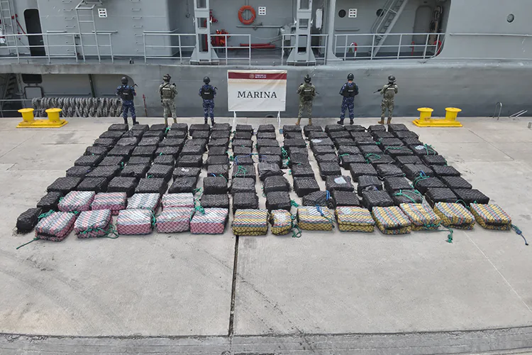 La Marina informó que aseguraron unas 7.2 toneladas de presunta cocaína y mil 100 litros de combustible