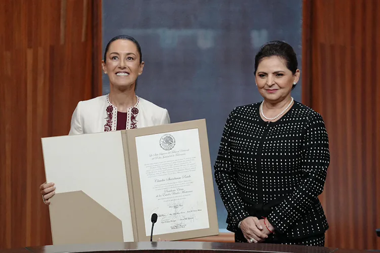 Recibe Claudia Sheinbaum constancia como presidente electa de México