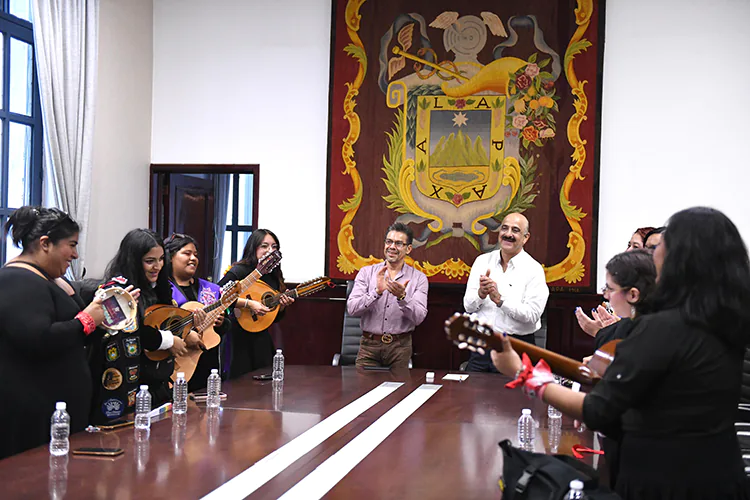 El edil de Xalapa reconoció la trayectoria de las tunas femeniles y agradeció su participación en el festival