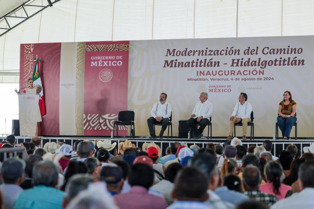 Más caminos de la Transformación. De Minatitlán a Hidalgotitlán, en Veracruz. Con el gusto de compartir con @rocionahle, @CuitlahuacGJ; compañeros del movimiento. pic.twitter.com/vp0fIbyLXf— Dra. Claudia Sheinbaum (@Claudiashein) August 5, 2024