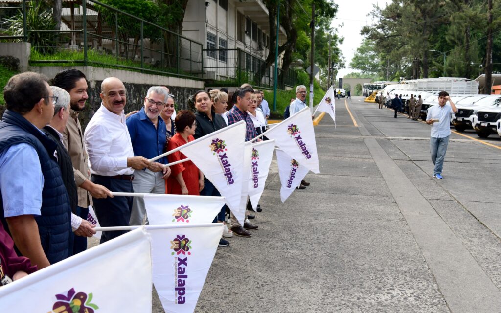 Ricardo Ahued Bardahuil entregó este sábado 30 unidades y vehículos operativos a distintas dependencias del Ayuntamiento.