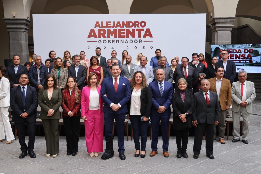 El legado de la 4T continuará con nuevos nombramientos En conferencia de medios de comunicación, el gobernador electo Alejandro Armenta dio a conocer las nuevas designaciones para su Gobierno de Transición. Redacción | V+ Noticias Puebla. En conferencia de medios de comunicación, el gobernador electo Alejandro Armenta dio a conocer las nuevas designaciones para su Gobierno de Transición, que incluirán a la Dirección General del Sistema Estatal para el Desarrollo Integral de la Familia (DIF), la Secretaría de Economía y Trabajo, la Secretaría de Turismo, la Secretaría de Humanidades, Tecnología e Innovación, el Organismo Público Descentralizado Carreteras de Cuota, y la Dirección General del Instituto Estatal de Educación para los Adultos. Durante su intervención, destacó que este equipo será clave para construir un gobierno cercano y comprometido con el pueblo poblano. Acompañado de su esposa, la Señora Cecilia Arellano, quien será la Presidenta del Patronato del Sistema Estatal para el Desarrollo Integral de la Familia (DIF), Armenta presentó a las y los nuevos integrantes de su gabinete. Entre los nuevos nombramientos destacan: Raymundo Atanacio Luna, Director General del Sistema DIF; Cristi Vázquez Maraver, Secretaria Particular de la Presidencia del DIF; Olga Lucía Romero Garci-Crespo, Titular del Organismo Público Descentralizado Carreteras de Cuota. Asimismo, se designó a Víctor Gabriel Chedraui como Secretario de Economía y Trabajo; Celina Peña Guzmán, Secretaria de Humanidades, Tecnología e Innovación; José Andrés Morales Zayas, Director General del Instituto Estatal de Educación para los Adultos, y María Norma Layón Aarún, Secretaria de Turismo. El gobernador electo anunció la creación de la Secretaría del Deporte y la Juventud, que tendrá como misión principal atender a jóvenes y niños a través del deporte, la cultura, el arte y el turismo. Armenta subrayó que su administración se alineará con la Plataforma del Humanismo Mexicano, y a las acciones que encabezará la doctora Claudia Sheinbaum presidenta electa de México. Añadió que se anunciarán nuevos nombramientos en bloques, integrando a personas como el Dr. Abraham Quiróz, miembro fundador de Morena, y se designarán subsecretarios y coordinadores de diversas dependencias. Finalmente, el gobernador electo reafirmó su compromiso: "Vamos a honrar la confianza de las y los poblanos".