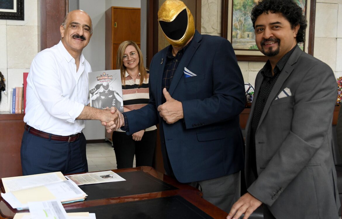 Recibe Ricardo Ahued a “Tinieblas”