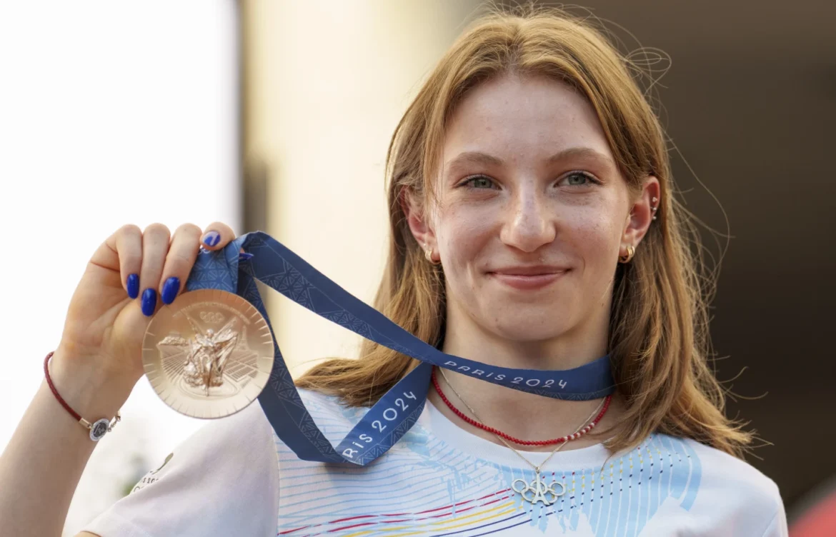 Recibe la gimnasta rumana Ana Barbosu su Bronce olímpico