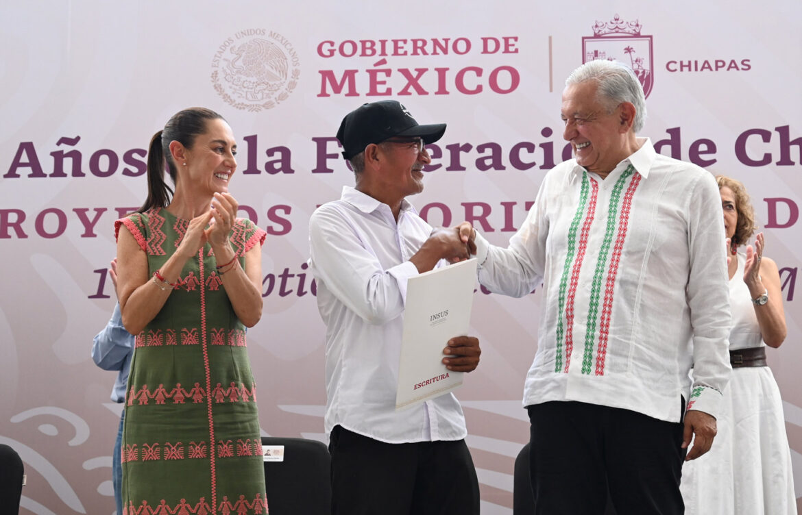 AMLO constata consolidación de proyectos de salud, educación, cultura y vivienda en Palenque, Chiapas