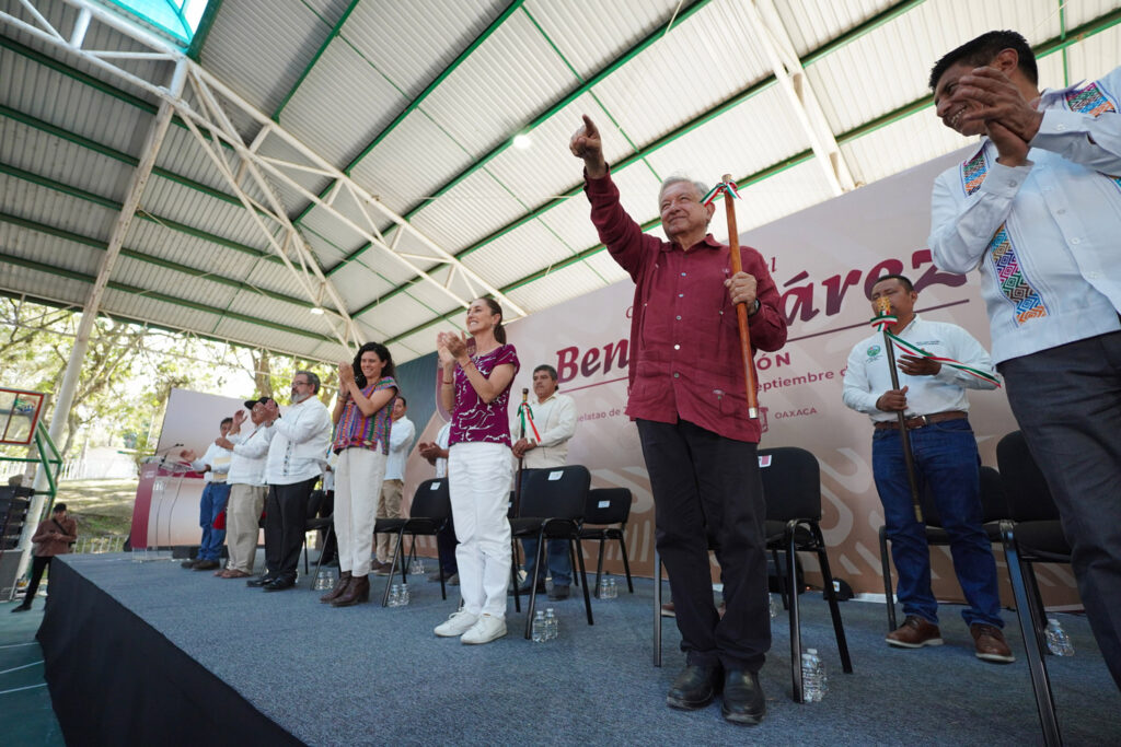 Dos estudiantes recibieron de manos del presidente López Obrador y la presidenta electa Sheinbaum Pardo uniformes elaborados por la Sedena. También entregaron ocho reconocimientos de los caminos de mano de obra y cuatro por la rehabilitación del camino “Benito Juárez”. El jefe del Ejecutivo reafirmó su satisfacción por lograr que 9 millones 500 mil mexicanos salieran de la pobreza durante el Gobierno de la Cuarta Transformación gracias a la aplicación de una política distinta a la de los gobiernos neoliberales, la cual consiste en atender a quienes más lo necesitan. En asamblea con el pueblo llamó a revalorar y sentir orgullo por la grandeza cultural de país y de Oaxaca, estado al que consideró “principal santuario cultural de México”. Acompañaron al presidente en este acto: el gobernador de Oaxaca, Salomón Jara Cruz; la secretaria de Educación Pública, Leticia Ramírez Amaya; el subsecretario de Egresos de la Secretaría de Hacienda y Crédito Público; el próximo secretario de Infraestructura, Comunicaciones y Transportes, Jesús Antonio Esteva Medina; el presidente municipal de Guelatao de Juárez, Isaías García Soto y las y los presidentes municipales de Mazatlán Villa de Flores San Mateo Piñas, Santa Cruz Tacahua, San Juan Cotzocón, Santa Cruz Zenzontepec, San Juan del Río, San Miguel Tenango, San Juan Lalana, San Juan Chicomezúchil, Santa Catarina Ixtepeji y Tlalixtac de Cabrera.