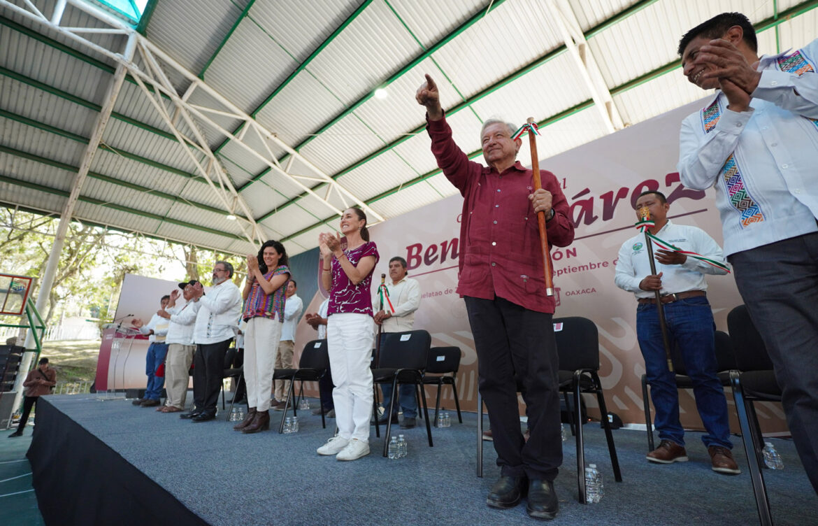 AMLO inaugura camino artesanal Benito Juárez en Oaxaca