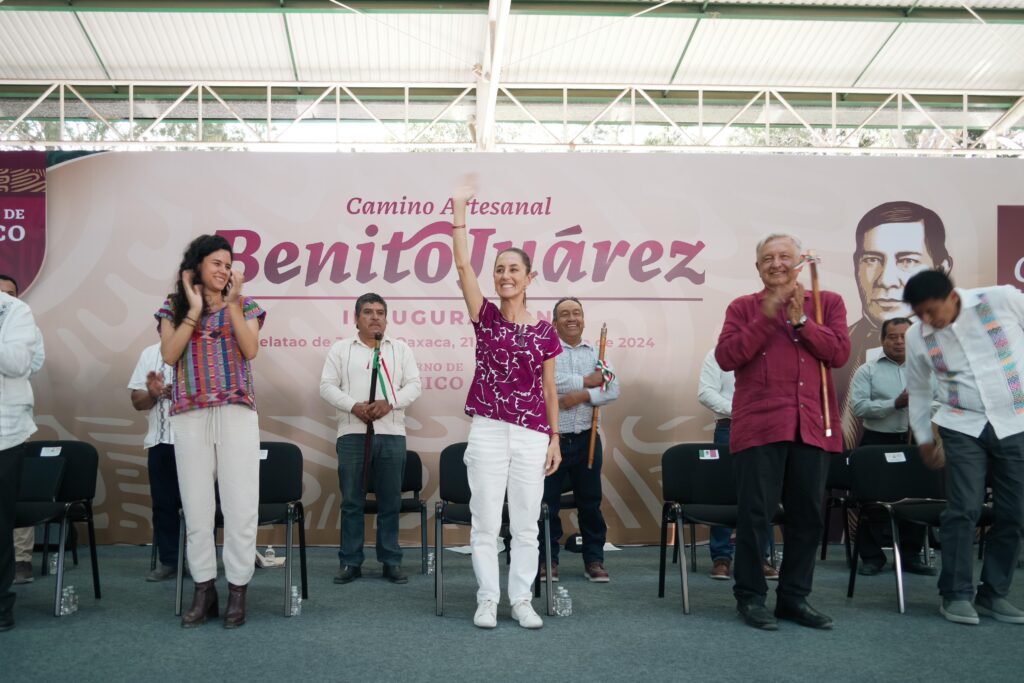 Llegamos a Guelatao a visitar el camino artesanal que va por el recorrido que hizo Benito Juárez cuando era niño, hacia la ciudad de Oaxaca. También entregamos reconocimientos por los caminos artesanales. El último acto de @lopezobrador_ en Oaxaca, Guelatao. Un emotivo símbolo.… pic.twitter.com/NfMFB14Ryo— Dra. Claudia Sheinbaum (@Claudiashein) September 22, 2024