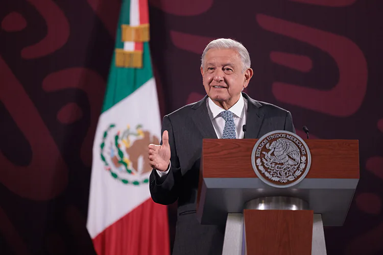 AMLO: Abogado que lanzó botella en Veracruz, vinculado a tráfico de influencias del PJ