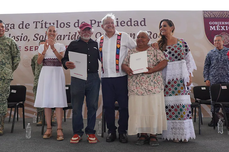 Entrega AMLO títulos de propiedad en Solidaridad, QROO