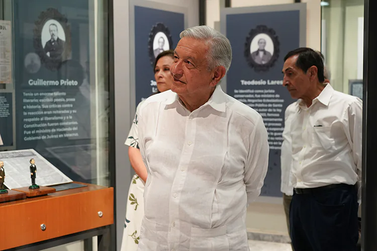 AMLO responde ante ataque con botella de agua en Veracruz