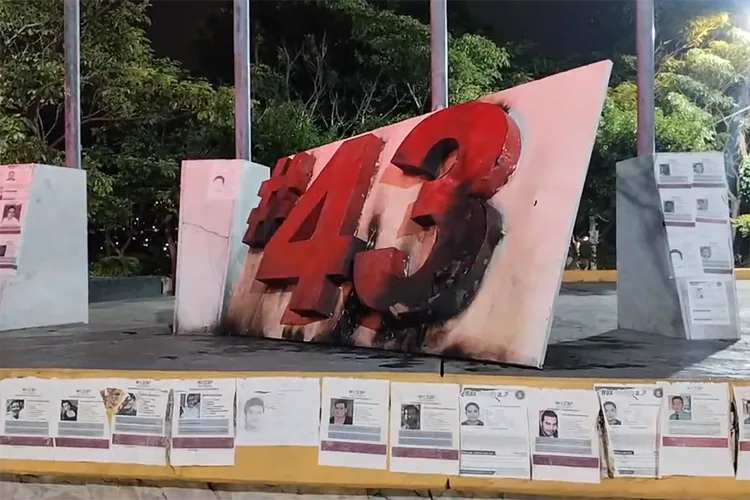 Queman antimonumento de los 43 normalistas de Ayotzinapa