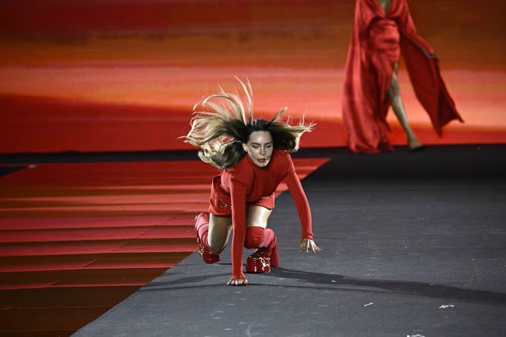 Belinda sufre aparatosa caída en desfile de L’Oréal en París