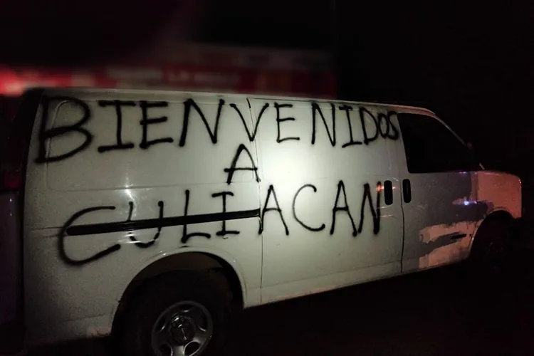 “Bienvenidos a Culiacán”: Hallan cadáveres en camioneta abandonada en Sinaloa